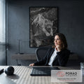 Quadro Decorativo Grande Leopardo Saltando Preto para Sala | quadros decorativos | leopardo em pleno salto na chuva, foto em preto e branco com alta definição | em ambiente 2 | Porao dos Quadros