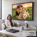 Quadro Decorativo Grande Família de Leões Laranja para Sala | quadros decorativos | leão, leoa e filhote deitados juntos na grama ao pôr do sol | em ambiente 2 | Porao dos Quadros