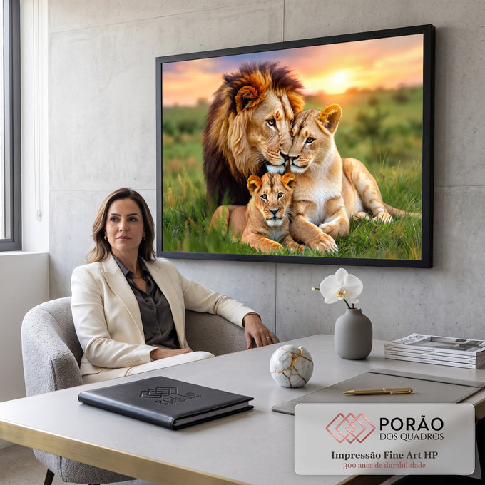 Quadro Decorativo Grande Família de Leões Laranja para Sala | quadros decorativos | leão, leoa e filhote deitados juntos na grama ao pôr do sol | em ambiente 2 | Porao dos Quadros