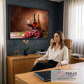 Quadro Decorativo Grande Taças de Vinho para Área Gourmet | quadros decorativos | duas taças de vinho tinto e rosé com uvas roxas e garrafas sobre mesa de madeira | em ambiente 2 | Porao dos Quadros