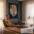 Leão de juba ruiva e olhar sério em close sobre fundo verde escuro, quadro decorativo