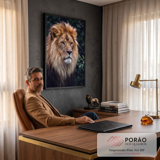 Leão de juba ruiva e olhar sério em close sobre fundo verde escuro, quadro decorativo