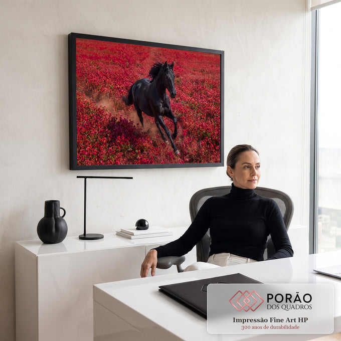 Cavalo preto galopando em campo de flores vermelhas levantando poeira, quadro decorativo