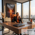 Estrada com linha amarela e sol em raios entre árvores sob céu nublado ao pôr do sol, quadro decorativo