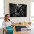 Jesus Cristo com coroa de espinhos carregando a cruz de madeira em foto preto e branco, quadro decorativo