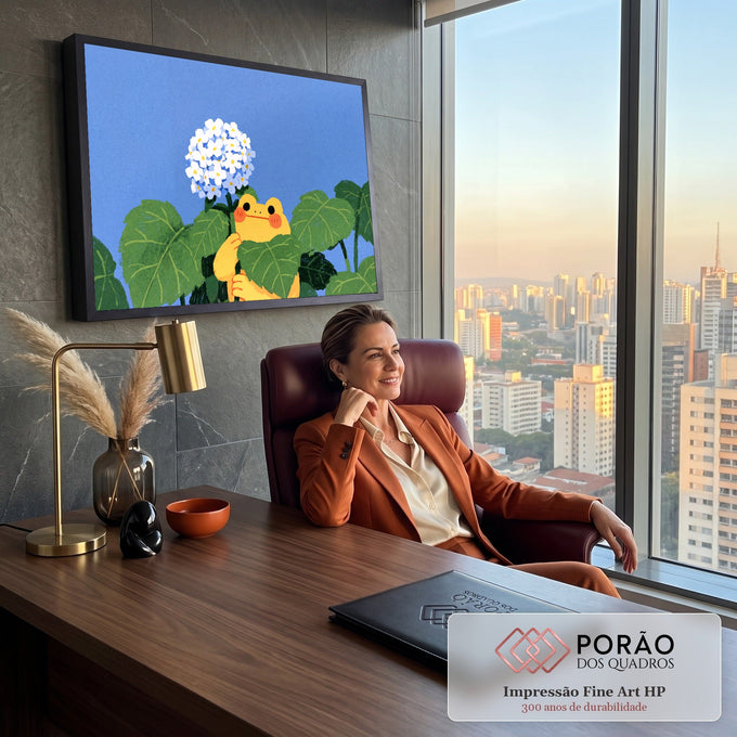 Quadro Decorativo Grande Sapo Amarelo para Quarto Azul | quadros decorativos | sapo amarelo fofo segurando folha verde com hortênsia azul e branca ao fundo | em ambiente 2 | Porao dos Quadros