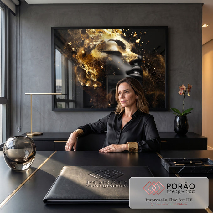 Quadro Decorativo Grande Rosto Dourado para Sala Preto | quadros decorativos | rosto feminino em perfil com pele preta e explosão de partículas douradas | em ambiente 2 | Porao dos Quadros