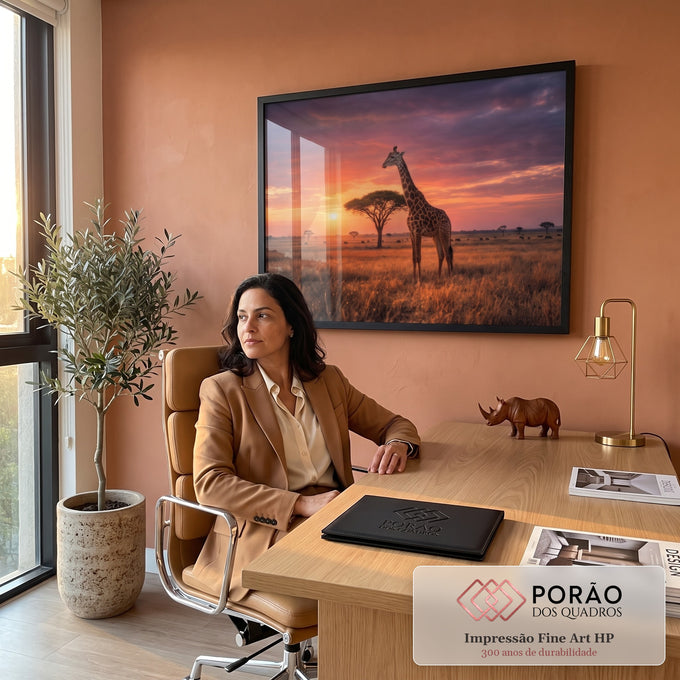 Girafa ao lado de acácia na savana africana, com sol se pondo e céu laranja e roxo, quadro decorativo