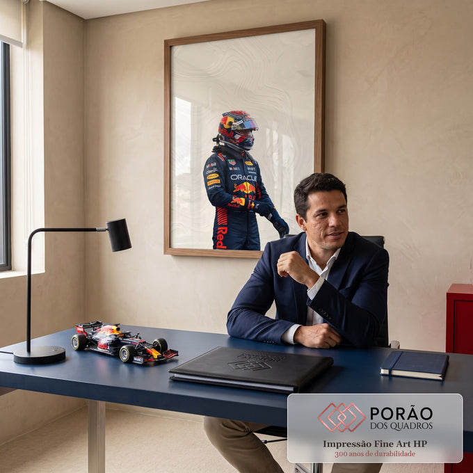 Piloto de Fórmula 1 de capacete e macacão azul-marinho sobre fundo bege texturizado, quadro decorativo
