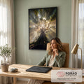 Quadro Decorativo Grande Árvore com Raios de Sol para Sala | quadros decorativos | tronco de árvore visto de baixo com raios de sol dourados atravessando a copa | em ambiente 2 | Porao dos Quadros