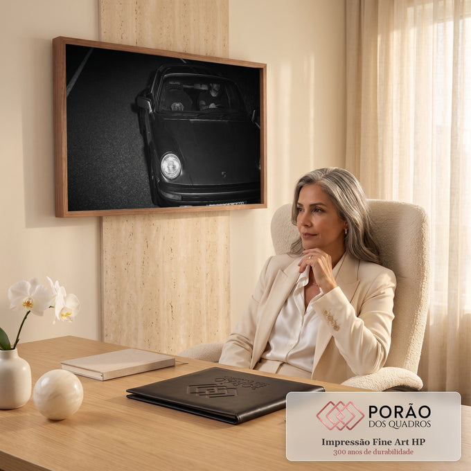 Quadro Decorativo Grande Carro Preto e Branco para Sala | quadros decorativos | carro esportivo preto e branco à noite com cachorro no banco traseiro e motorista ao volante | em ambiente 2 | Porao dos Quadros