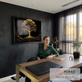 Quadro Decorativo Grande Árvore da Vida Preto para Sala | quadros decorativos | árvore da vida dourada com raízes simétricas sobre fundo preto | em ambiente 2 | Porao dos Quadros
