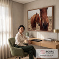 Dois cavalos alazões de crina dourada, um em close, em campo seco com neblina, quadro decorativo