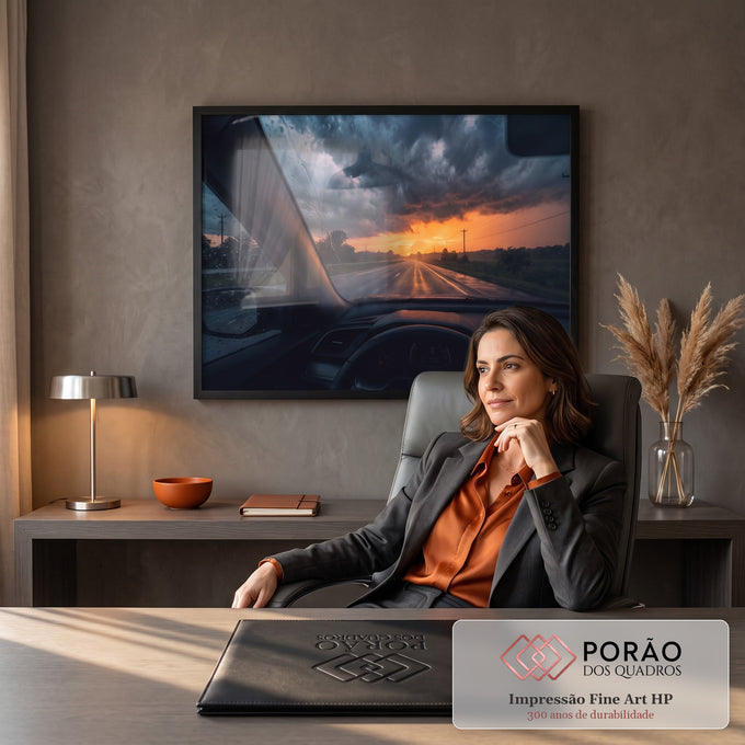 Quadro Decorativo Grande Estrada ao Pôr do Sol para Sala | quadros decorativos | estrada vista de dentro do carro com céu de tempestade e pôr do sol laranja | em ambiente 2 | Porao dos Quadros