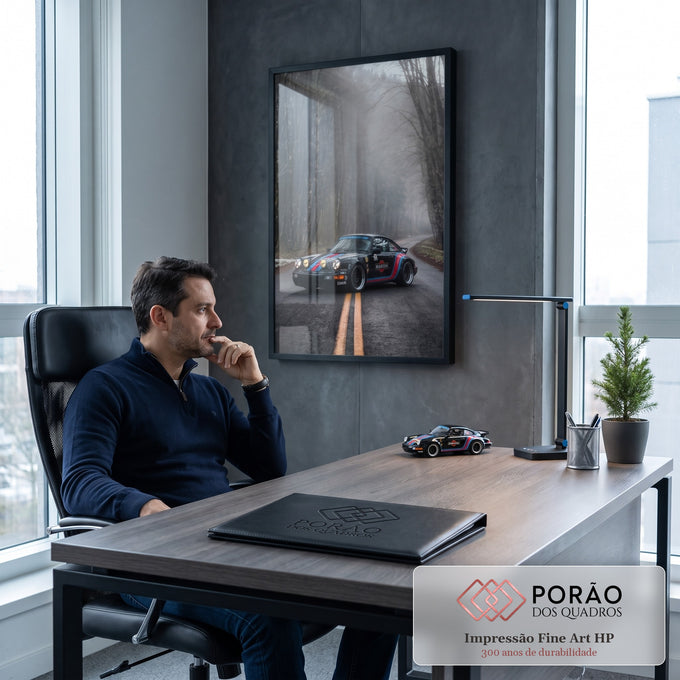 Porsche 911 preto com faixas Martini em estrada molhada na floresta com neblina, quadro decorativo