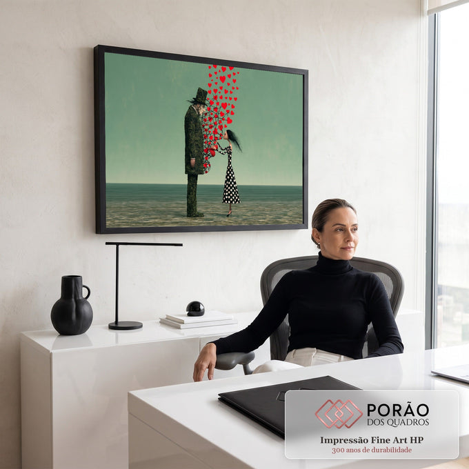 Casal surreal com homem de musgo e cartola e mulher de bolinhas entre corações vermelhos, quadro decorativo