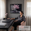 Bonsai de cerejeira com flores rosa sobre rochas negras e fundo preto, estilo japonês, quadro decorativo