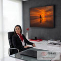 Quadro Decorativo Grande Casal e Cachorro para Sala Laranja | quadros decorativos | casal abraçado e cachorro na praia durante pôr do sol laranja com veleiros ao fundo | em ambiente 2 | Porao dos Quadros