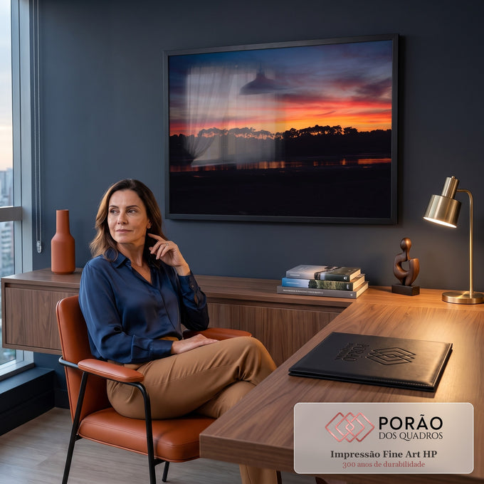 Pôr do sol laranja e azul no crepúsculo, silhueta de pinheiros refletida na água da maré, quadro decorativo