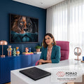 Rosto de leão com um olho azul e outro âmbar, focinho mergulhado na água, fundo escuro, quadro decorativo