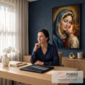 Quadro Decorativo Grande Menino Jesus Beijando para Sala | quadros decorativos | mulher de véu azul com auréola dourada abraçando criança de cachos ruivos | em ambiente 2 | Porao dos Quadros