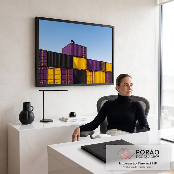 Quadro Decorativo Grande Gato Preto para Sala Roxo | quadros decorativos | gato preto caminhando sobre contêineres roxos e amarelos contra céu azul | em ambiente 2 | Porao dos Quadros