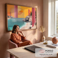 Praia de mar turquesa com falésias, palmeira e sol laranja entre colunas rosa geométricas, quadro decorativo