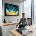 Foguete decolando rumo à lua em céu estrelado azul com redemoinhos e nuvens de fogo douradas, quadro decorativo