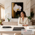 Orquídea branca com gotas de orvalho e feixe de luz dourada sobre fundo preto, quadro decorativo