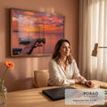 Quadro Decorativo Grande Marina ao Pôr do Sol para Sala | quadros decorativos | marina ao pôr do sol com veleiros e barcos em céu laranja e vermelho | em ambiente 2 | Porao dos Quadros