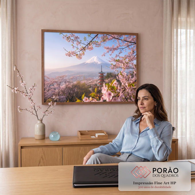 Monte Fuji nevado com pagoda vermelha e galhos de cerejeira em flor rosa na primavera, quadro decorativo