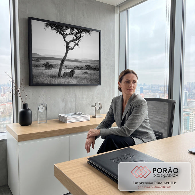 Leão africano de juba escura em pé no capim alto sob acácia na savana, em preto e branco, quadro decorativo