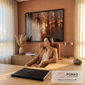 Quadro Decorativo Grande Caminho para Sala Laranja | quadros decorativos | caminho de folhas em floresta de outono com raios de sol entre troncos | em ambiente 2 | Porao dos Quadros