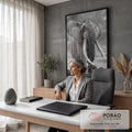 Elefante africano de presas longas caminhando sob céu nublado em preto e branco, quadro decorativo