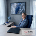 Quadro Decorativo Grande Arara em Galho para Sala Azul | quadros decorativos | arara-jacinta azul de perfil em galho com fundo desfocado em tons frios | em ambiente 2 | Porao dos Quadros
