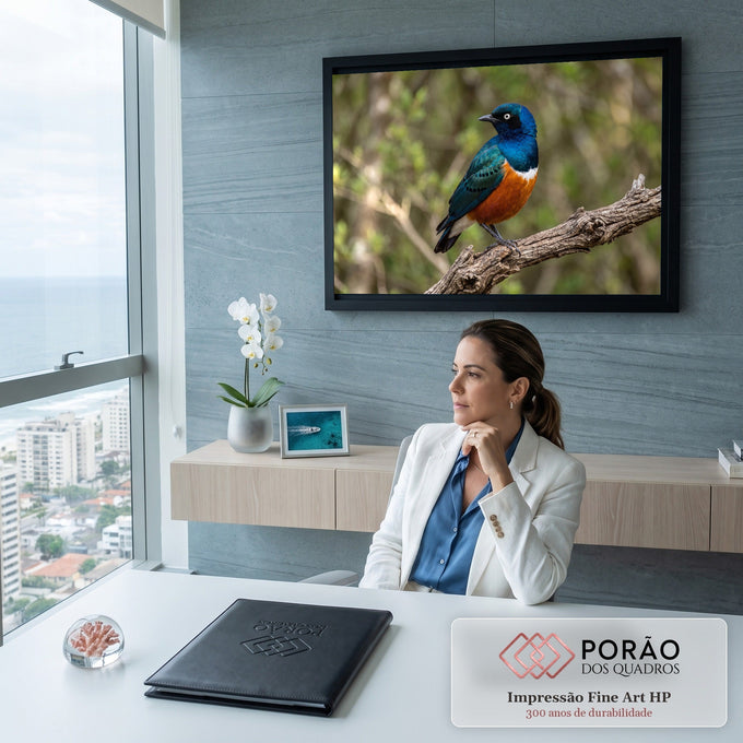 Estorninho-soberbo azul e laranja pousado em galho seco com fundo verde desfocado, quadro decorativo