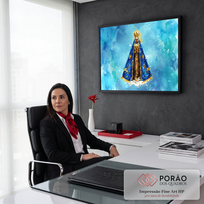 Nossa Senhora Aparecida com coroa dourada e manto azul sobre fundo em aquarela azul, quadro decorativo