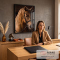Quadro Decorativo Grande Cavalo para Sala Dourado | quadros decorativos | cavalo dourado em close com cabeçada preta e fundo escuro | em ambiente 2 | Porao dos Quadros