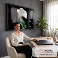 Quadro Decorativo Grande Copo de Leite para Sala Branco | quadros decorativos | flor copo-de-leite branca com gotas de água e centro amarelo em fundo preto | em ambiente 2 | Porao dos Quadros