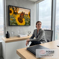 Quadro Decorativo Grande Borboleta Monarca para Sala Amarelo | quadros decorativos | borboleta-monarca pousada em girassol com pôr do sol ao fundo | em ambiente 2 | Porao dos Quadros