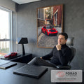 Porsche GT3 RS vermelho com aerofólio em rua de paralelepípedos entre prédios de tijolo, quadro decorativo