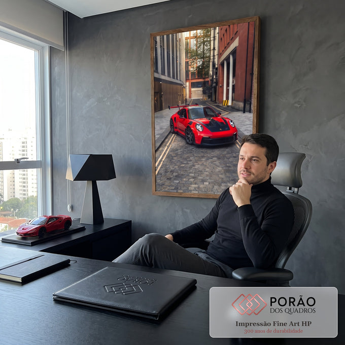 Porsche GT3 RS vermelho com aerofólio em rua de paralelepípedos entre prédios de tijolo, quadro decorativo