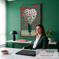 Figura surreal com cabeça de coração e corações vermelhos suspensos em fundo verde, quadro decorativo