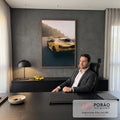 Carro esportivo amarelo visto de trás em estrada de montanha com pinheiros e neblina, quadro decorativo