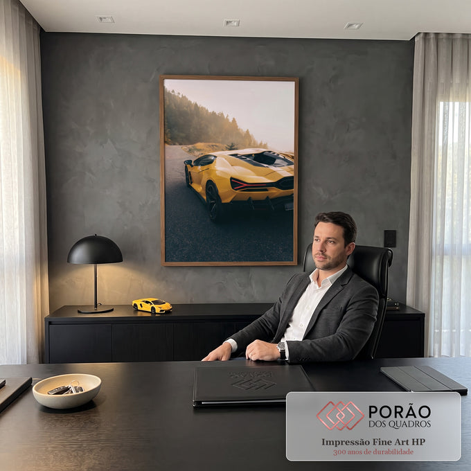 Carro esportivo amarelo visto de trás em estrada de montanha com pinheiros e neblina, quadro decorativo