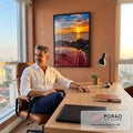Capô de Fusca antigo laranja diante do mar, pedras e pôr do sol com ponte ao fundo, quadro decorativo