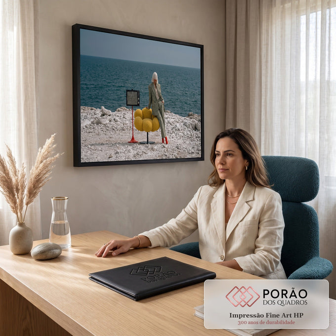 Mulher de terno xadrez e botas vermelhas com TV retrô e poltrona amarela à beira-mar, quadro decorativo