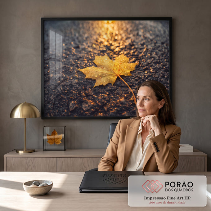 Folha de bordo amarela com gotas de chuva sobre asfalto molhado na luz dourada do entardecer, quadro decorativo