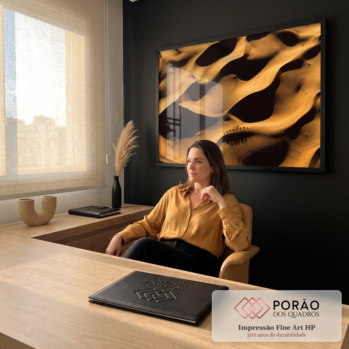 Quadro Decorativo Grande Paisagem para Sala Dourado | quadros decorativos | vista aérea de dunas douradas com caravana de camelos atravessando o deserto | em ambiente 2 | Porao dos Quadros