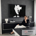 Quadro Decorativo Grande Rosto Coberto para Sala Preto | quadros decorativos | rosto em preto e branco parcialmente coberto por pinceladas brancas de tinta | em ambiente 2 | Porao dos Quadros